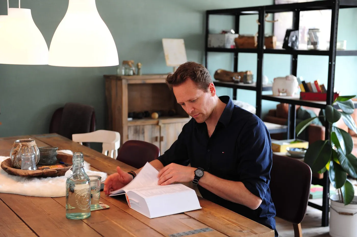 Maarten de Jong aan het werk in zijn praktijk